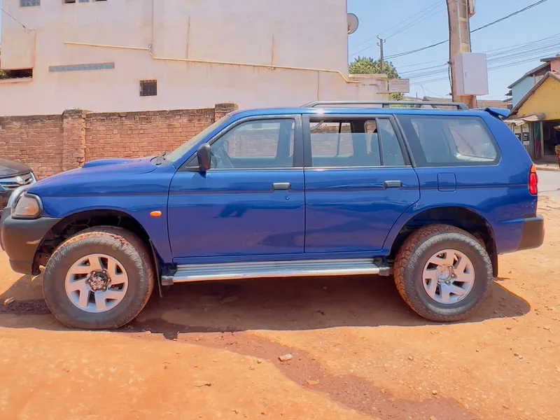 The blue Mitsubishi Pajero Sport 4x4 from the side